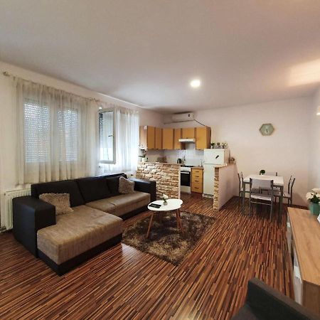 Apartment Laura & Lucija 오시예크 외부 사진