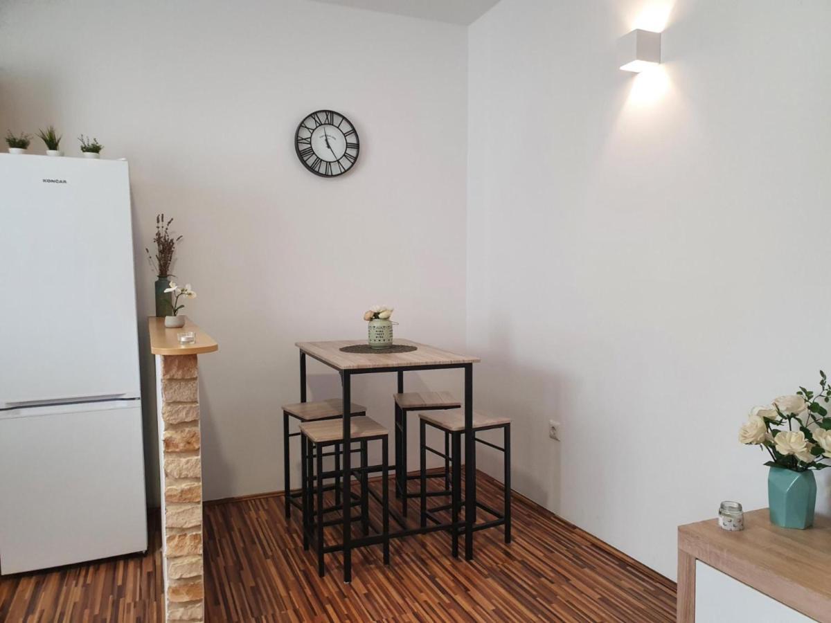 Apartment Laura & Lucija 오시예크 외부 사진